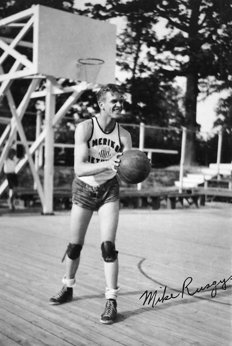 Tautinės olimpiados dalyvis krepšininkas Mykolas Ruzgys. 1938 m.