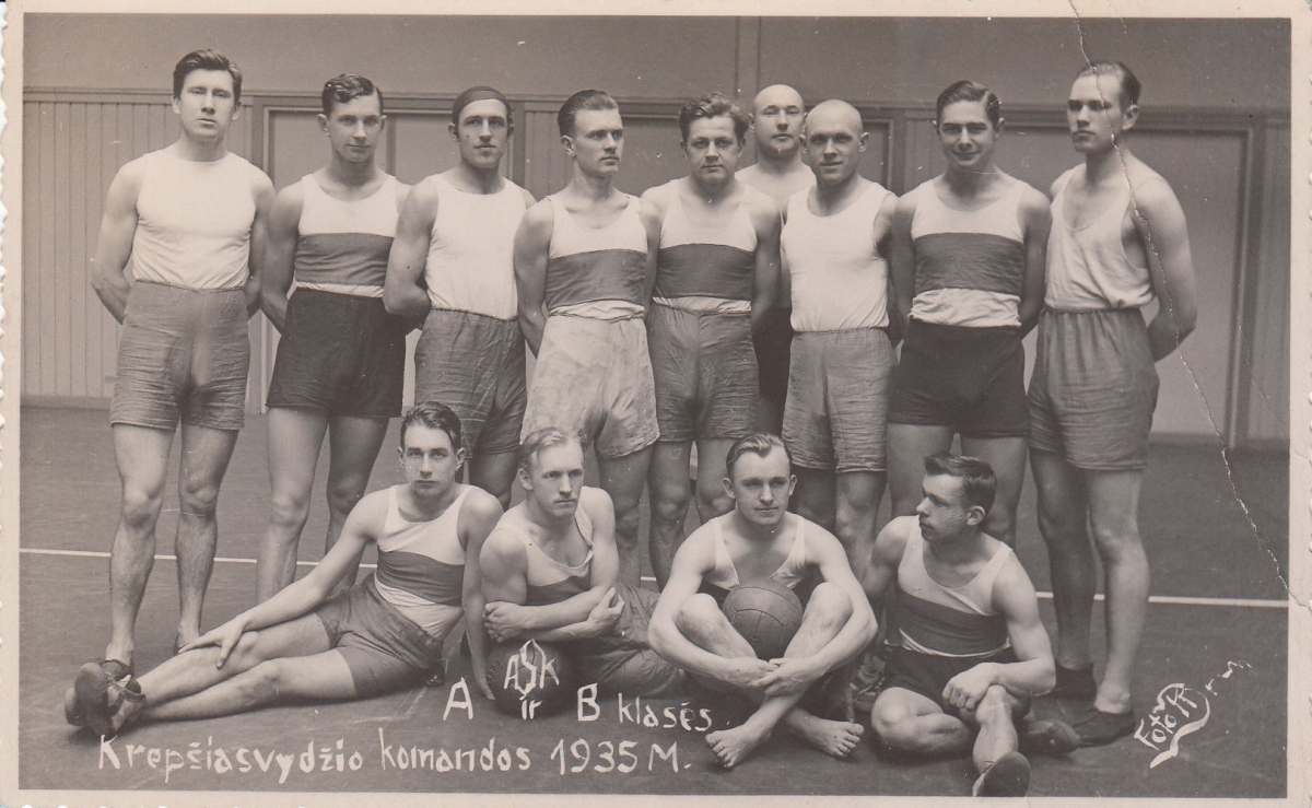 ASK A ir B klasės krepšinio komandos. Su kamuoliu – Vilhelmas Variakojis. 1935 m.